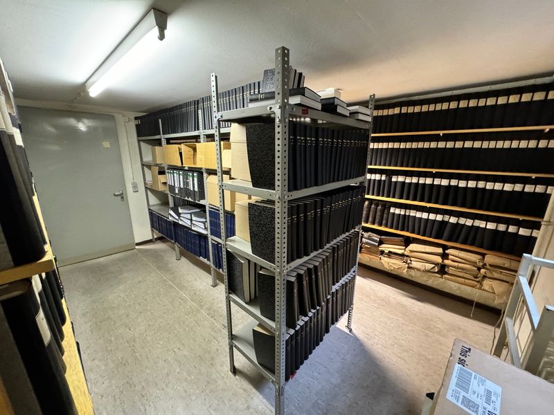 Archivraum mit Regalen voller Aktenordner