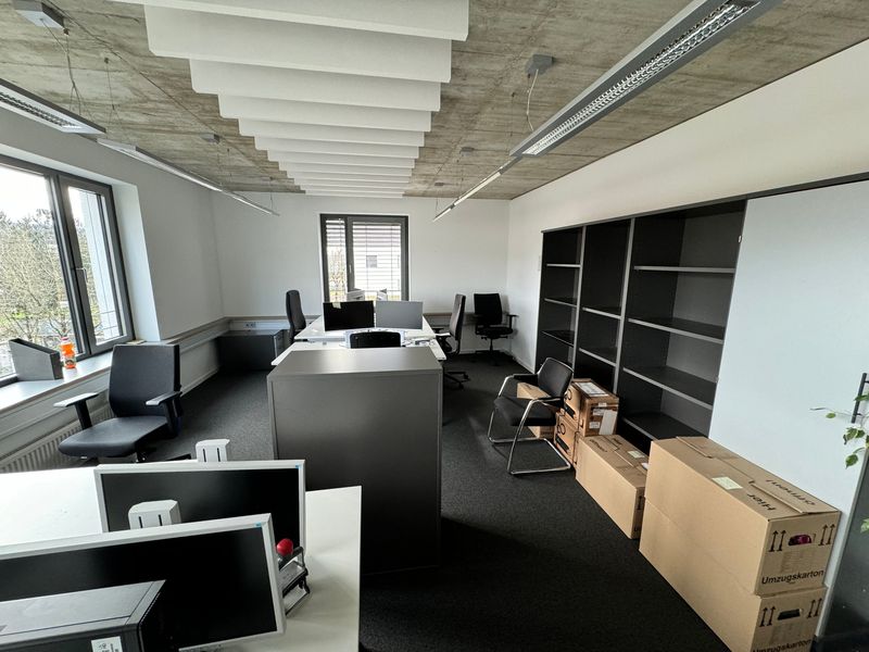 Neu bezogene Büroetage mit Umzugskartons an den Arbeitsplätzen