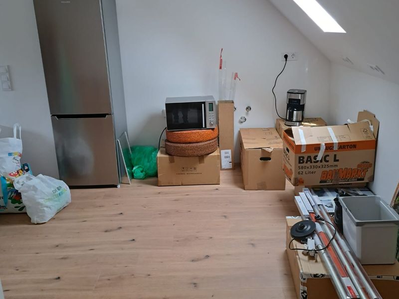 Fast geräumte Dachgeschosswohnung mit den letzten Kartons