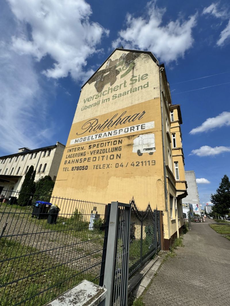 Historische Werbewand der Rothhaar GmbH Möbeltransporte an einer Hauswand in Saarbrücken