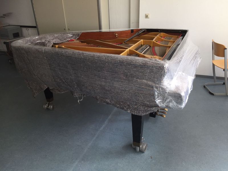 Flügel in Packdecken und Folie für den Transport verpackt