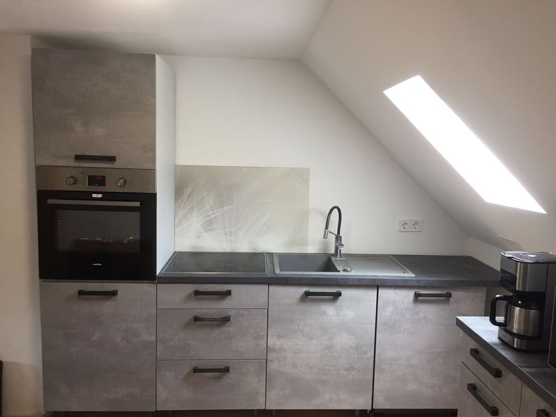Montierte Einbauküche in einer Dachgeschosswohnung