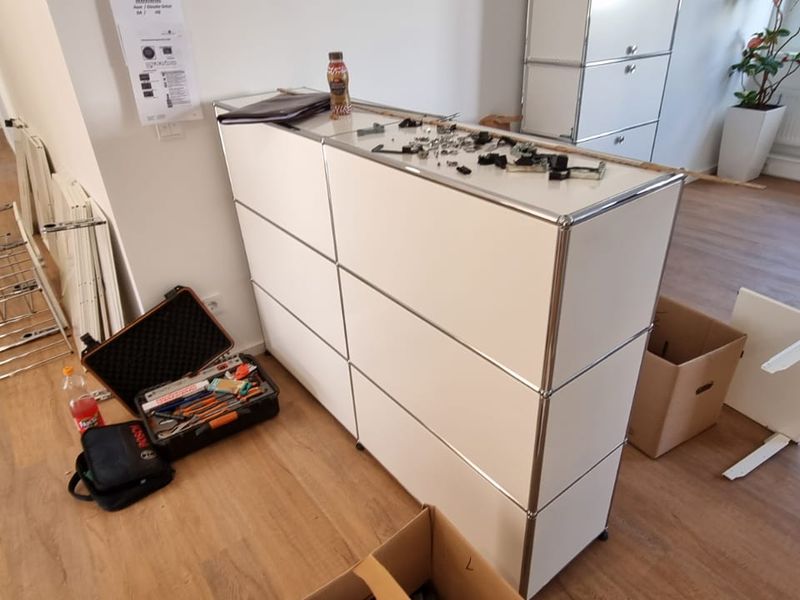 Halb montiertes Büro-Sideboard mit Werkzeugkoffer