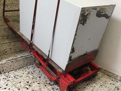Tresor auf einem Treppensteiger im Treppenhaus